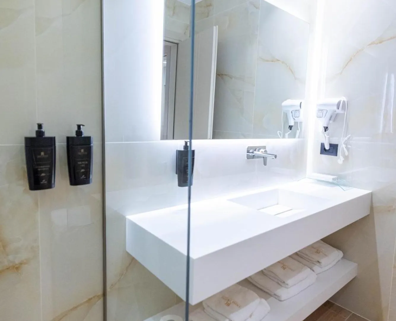 Tris3 Hotel Radhimë