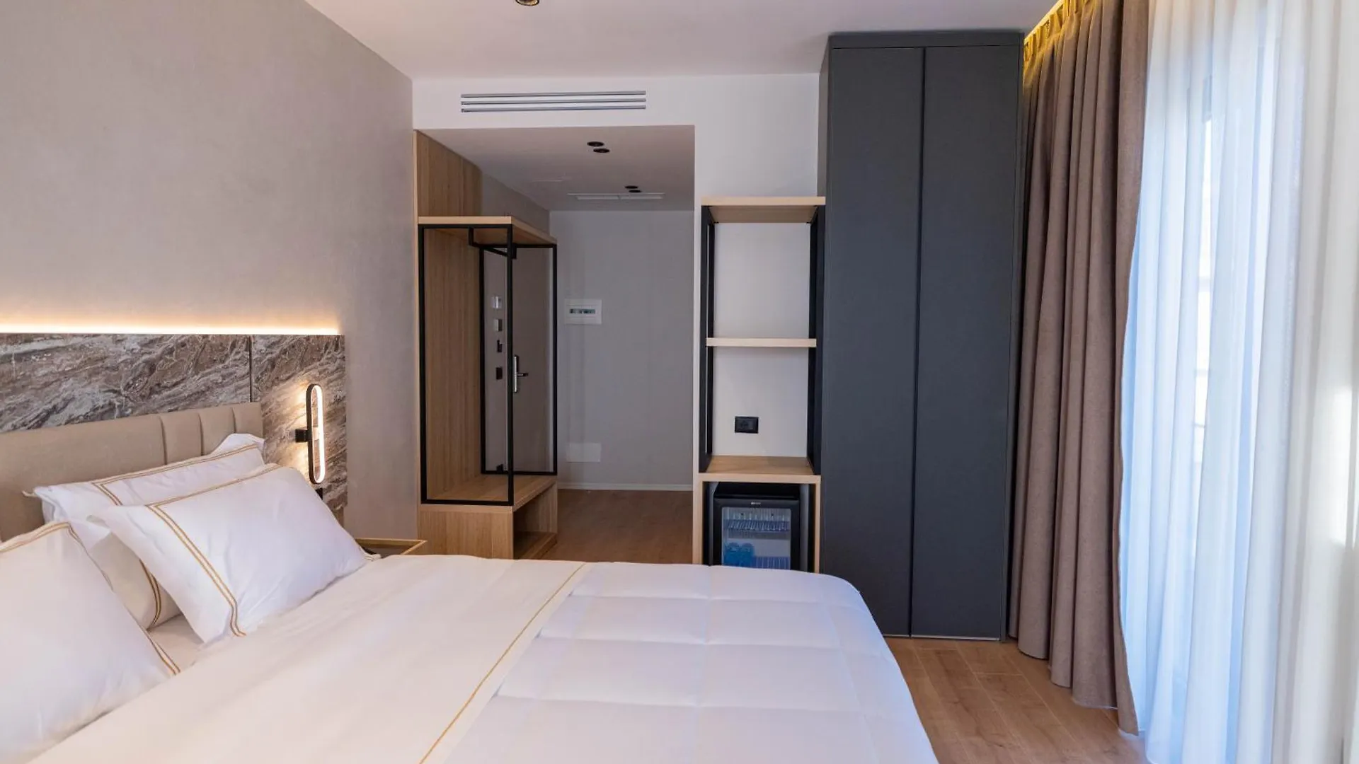 Tris3 Hotel Radhimë