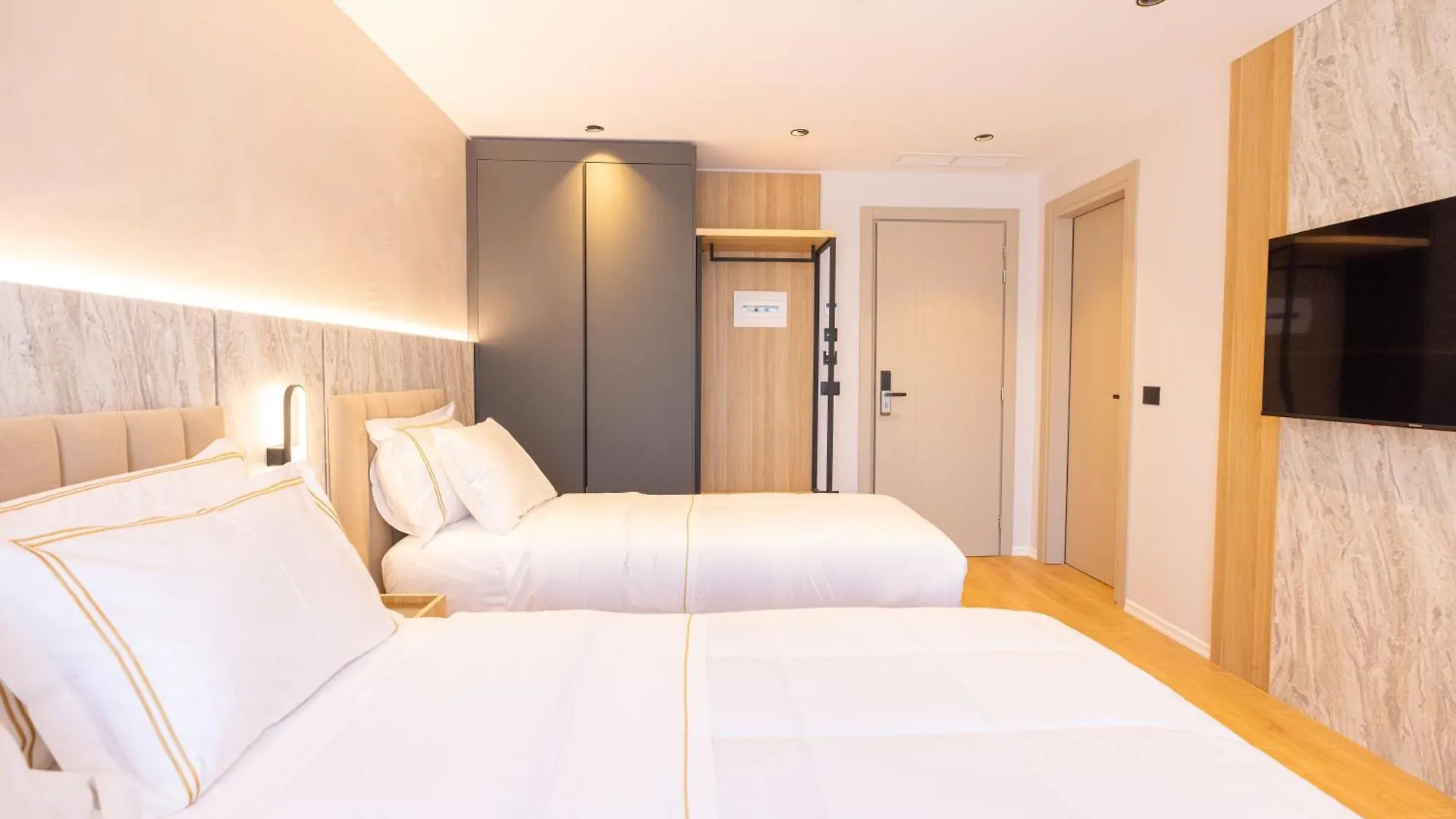 Tris3 Hotel Radhimë