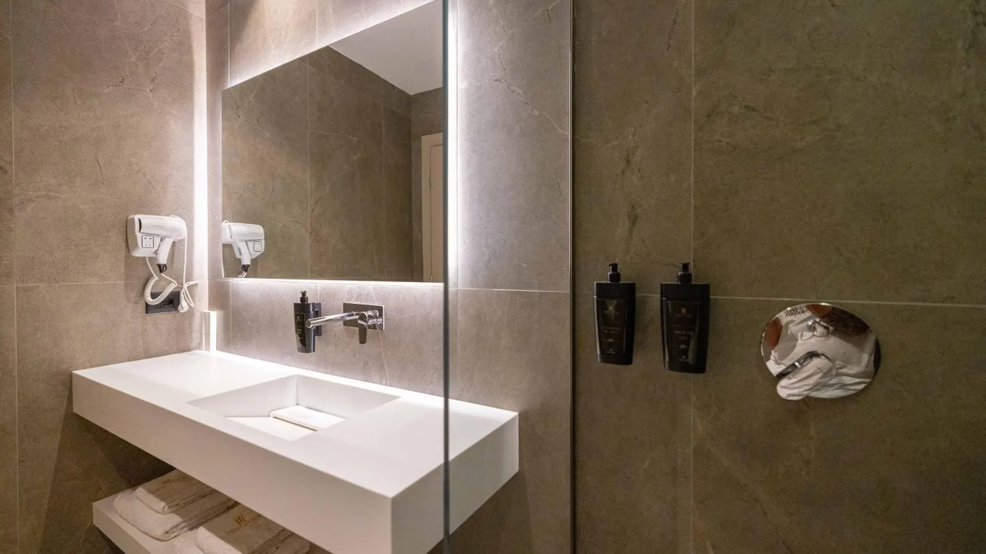 Tris3 Hotel Radhimë 4*,  Arnavutluk