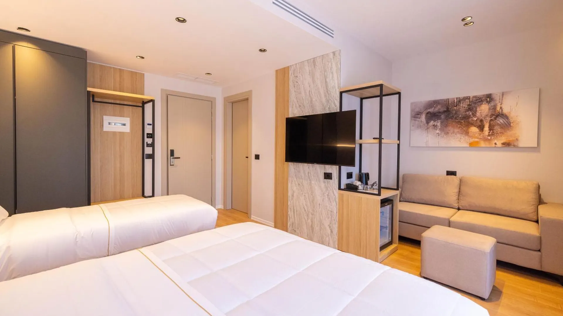 Tris3 Hotel Radhimë