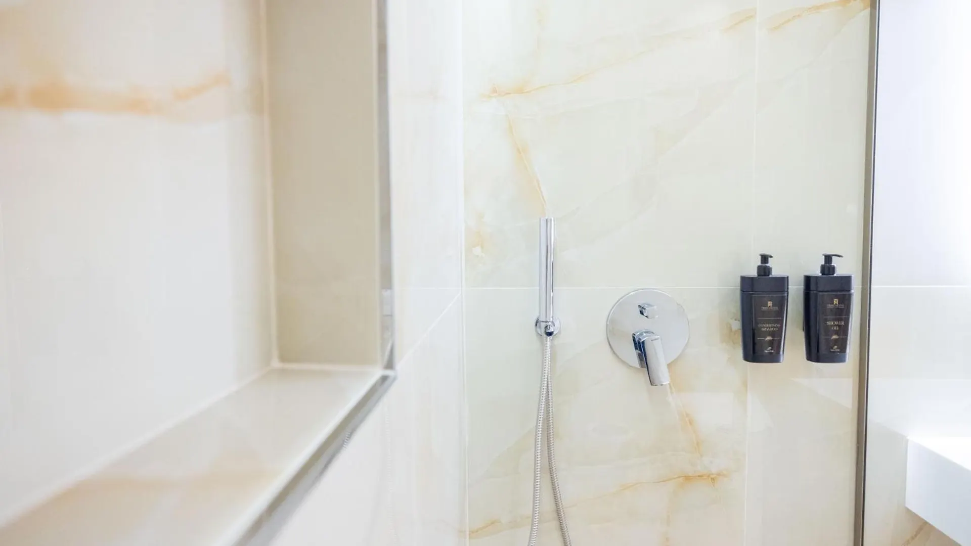 Tris3 Hotel Radhimë