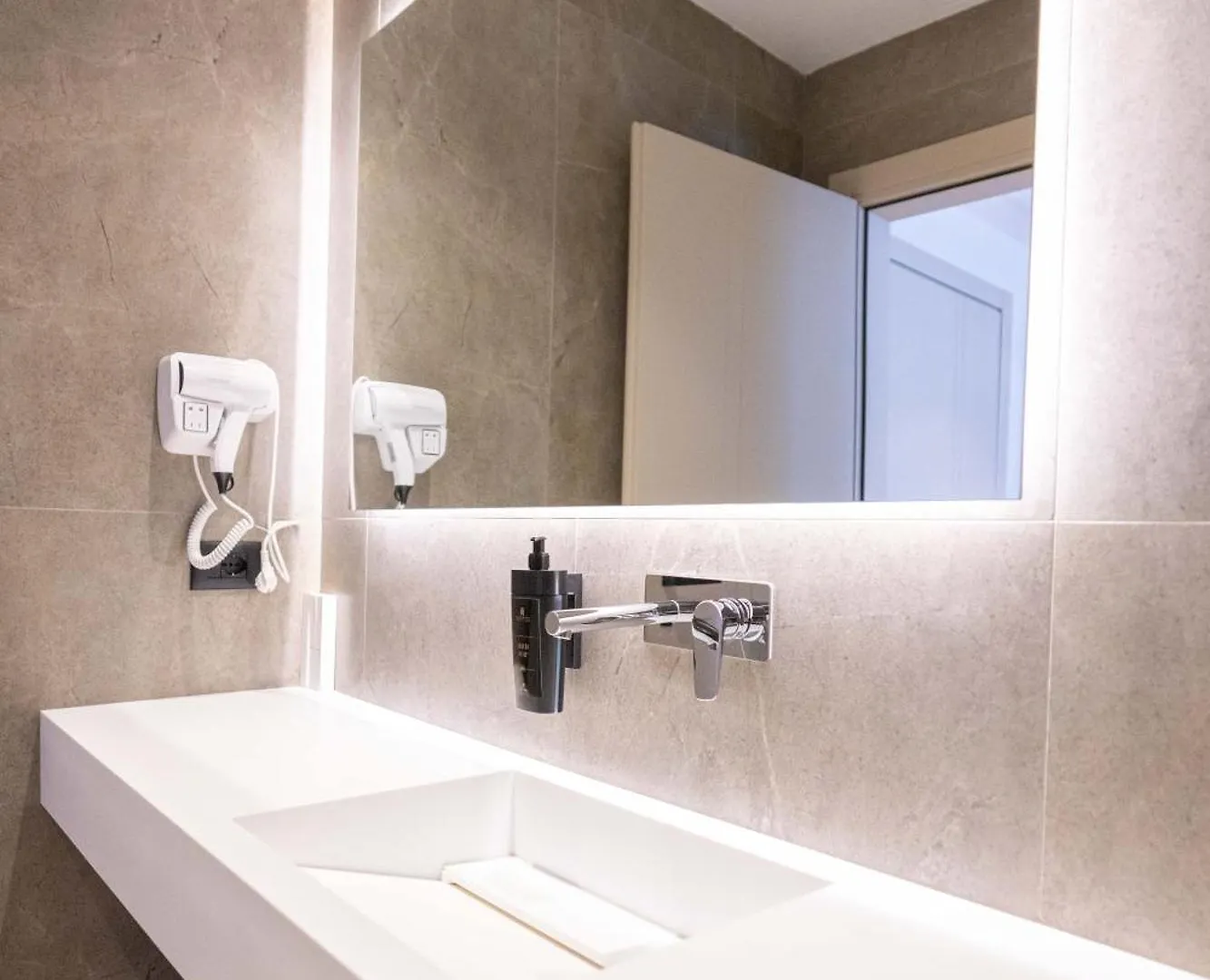****  Tris3 Hotel Radhimë Arnavutluk