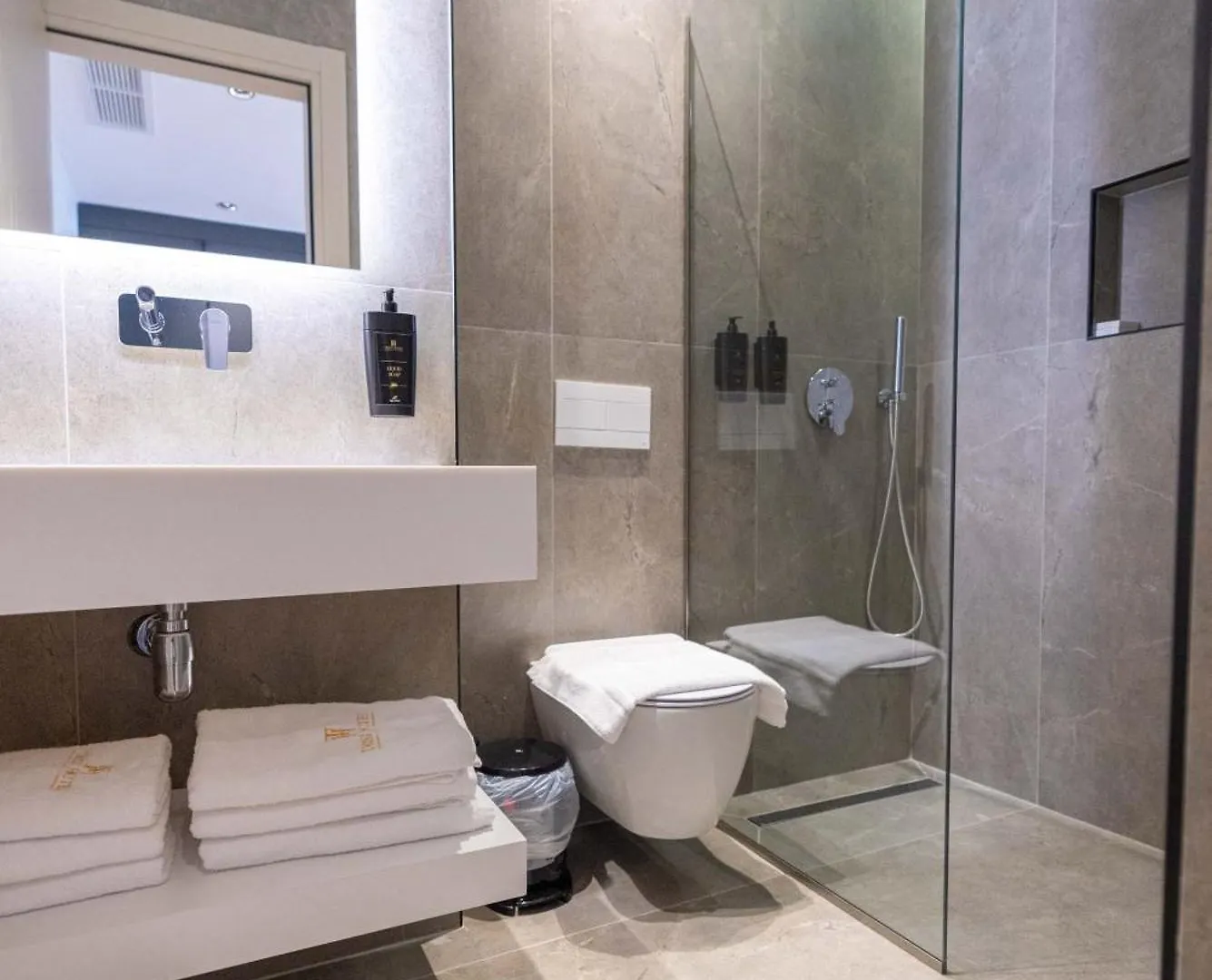 Tris3 Hotel Radhimë 4*,